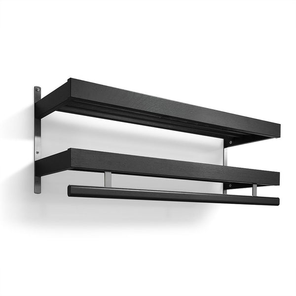 Svart väggmonterad hylla med två plan och handduksstång i modern design