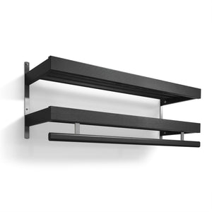 Svart väggmonterad hylla med två hyllplan och rundstav i metall, modern skandinavisk design
