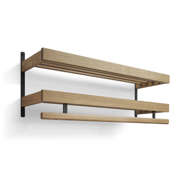 Väggmonterad klädhängare i ek med svarta fästen, två hyllplan och rundstav för upphängning av kläder