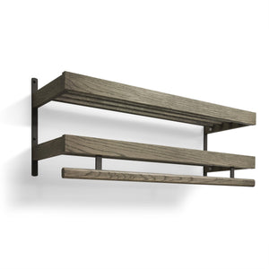 Väggmonterad hylla med tre nivåer i grått trä och svarta metallbeslag