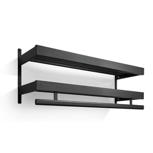 Svart väggmonterad hylla med handduksstång i modern design, två hyllplan och integrerad hängare