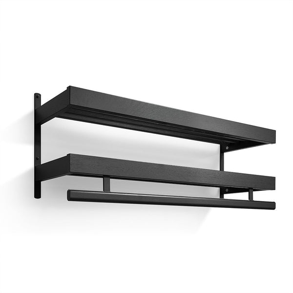 Svart väggmonterad hylla med handduksstång i modern design, två hyllplan och integrerad hängare