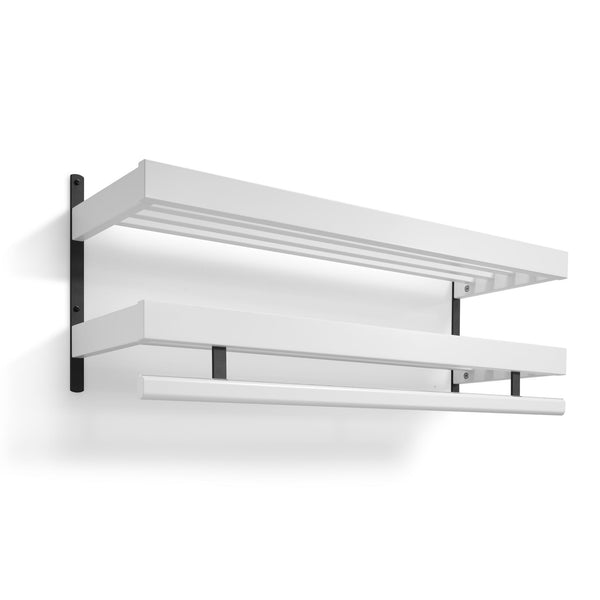 Vit vägghylla med handuksstång i två nivåer och svarta fästen för badrum eller kök