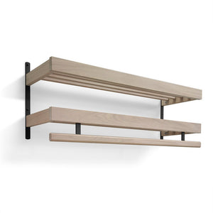 Väggmonterad hattfyllning i ljust trä med svarta fästen, två hyllplan och rundstav för kläder