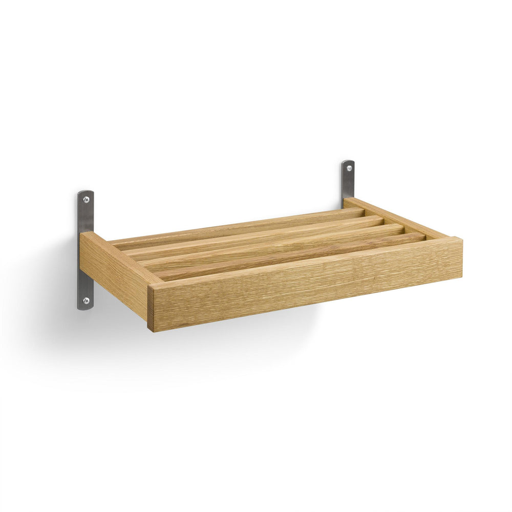 Väggmonterad hylla i ljust trä med slatted design och mörkgrå metallbeslag