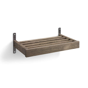 Väggmonterad trähylla i gråbrun ek med svarta metallkonsoler, slatted design