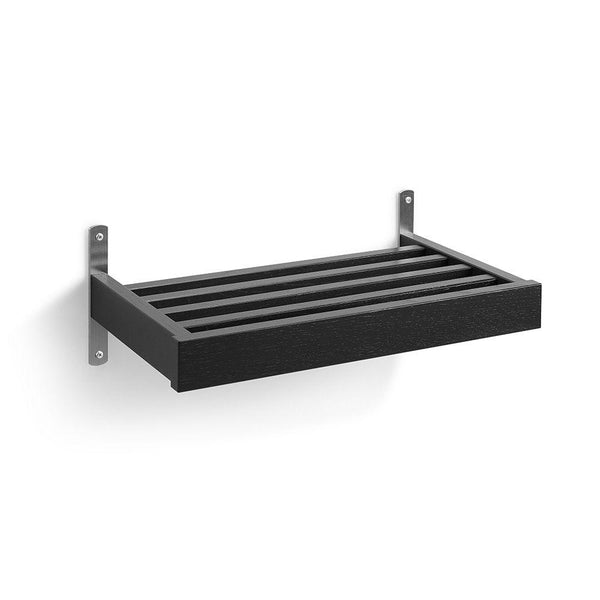 Svart väggmonterad hylla med ribbor och metallbeslag i grått