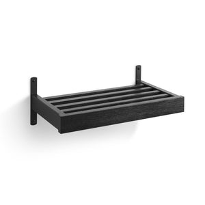 Svart väggmonterad hylla med räfflad yta och metallbeslag för förvaring