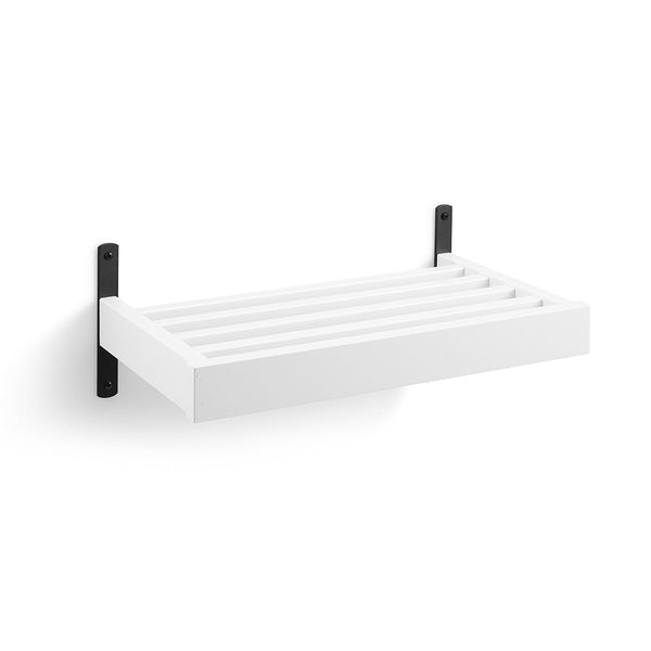 Vit väggmonterad hylla med svarta fästen och ribbad yta för förvaring