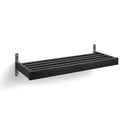 Svart väggmonterad hylla med ribbor i trä och metallbeslag