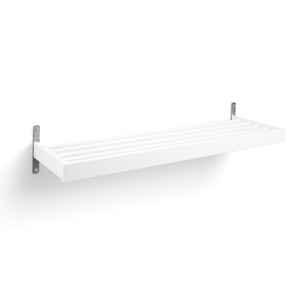 Vit väggmonterad hylla med räfflad yta och metallbeslag, perfekt för förvaring i badrum eller kök