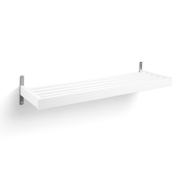 Vit väggmonterad hylla med räfflad yta och metallbeslag, perfekt för förvaring i badrum eller kök