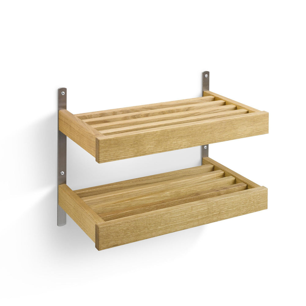 Tvådelad väggmonterad hylla i ek med metallbeslag, slatted design för badrummet