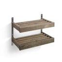 Tvåhyllig väggmonterad hylla i mörkt trä med metallbeslag, industriell design