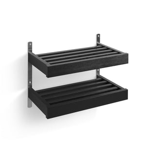 Tvådelad väggmonterad hylla i svart trä med metallbeslag och ribbad design