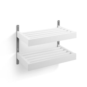 Vit väggmonterad dubbelhylla med räfflad yta och grå metallbeslag för förvaring