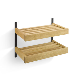 Väggmonterad tvåhyllsförvaring i ek med svarta fästen, slatted design för badrumstillbehör