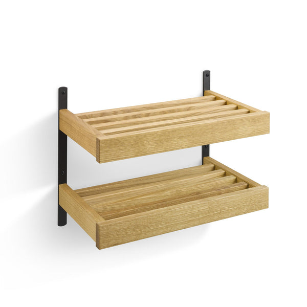 Väggmonterad tvåhyllsförvaring i ek med svarta fästen, slatted design för badrumstillbehör