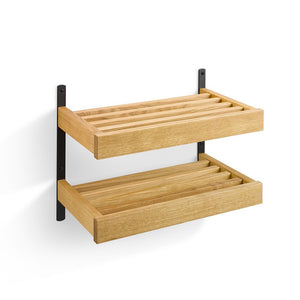 Väggmonterad tvåhyllor hylla i ljust trä med svarta fästen och ribbad design