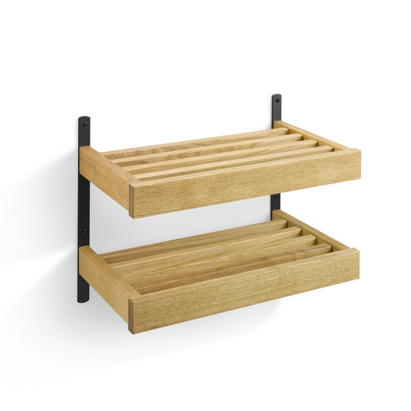 Dubbel väggmonterad hylla i ljust trä med svarta fästen och ribbor för förvaring