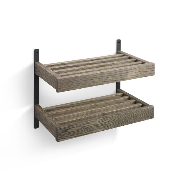 Tvåhyllig väggmonterad hylla i gråbrunt trä med svarta metallbeslag