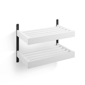 Vit väggmonterad tvåhyllad förvaring med svarta fästen och räfflad design för organisering
