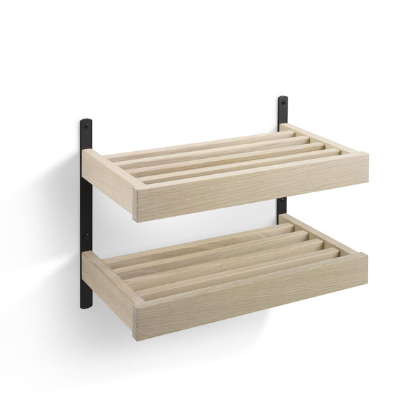 Tvåhyllad väggförvaring i ljust trä med svarta fästen och ribbor för luftig förvaring