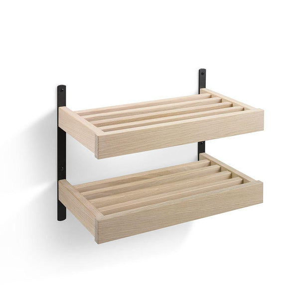 Väggmonterad tvåhyllad förvaring i ljust trä med svarta fästen och räfflade hyllplan