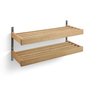 Väggmonterad dubbel skohylla i ek med metallfästen och ribbor för ventilation