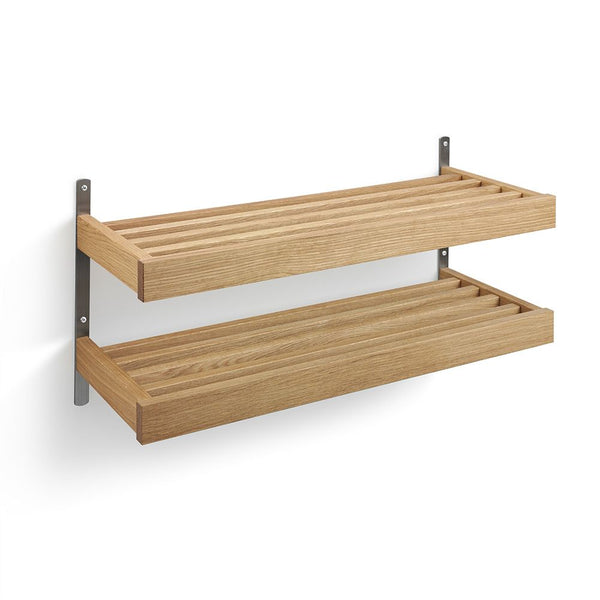 Väggmonterad dubbel skohylla i ek med metallfästen och ribbor för ventilation