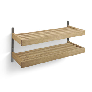 Väggmonterad skohylla i ek med två nivåer och grå metallbeslag för förvaring av skor