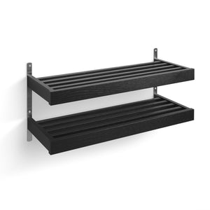 Svart vägghängd skohylla med två nivåer i trä och metallbeslag för skoförvaring