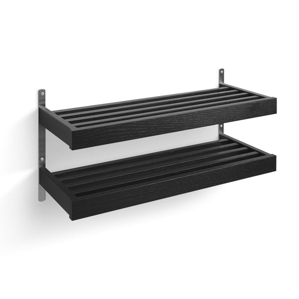 Svart vägghängd skohylla med två nivåer i trä och metallbeslag för skoförvaring