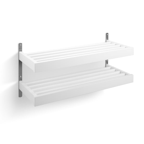 Vit väggmonterad skohylla med två nivåer och grå fästen för smart förvaring