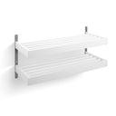 Vit vägghylla med två nivåer och räfflad yta, gråa väggfästen, skandinavisk design för förvaring