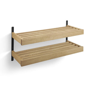 Väggmonterad tvåhyllad hylla i ek med svarta fästen, slatted design för modern förvaring