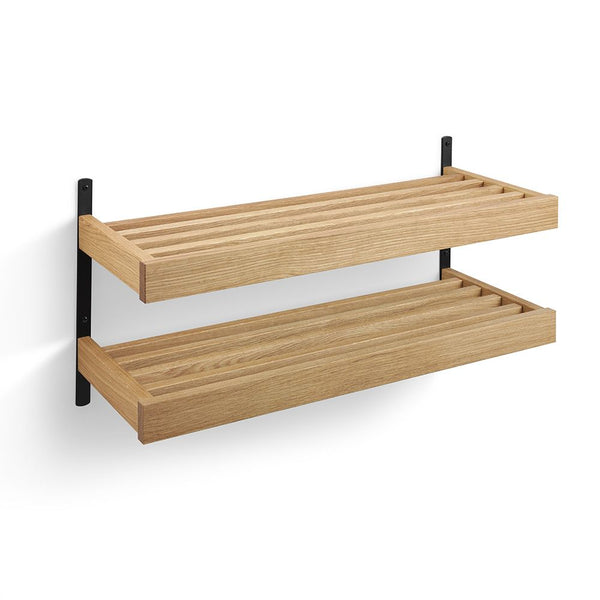 Tvådelad väggmonterad hylla i ljust trä med svarta fästen och ribbad design