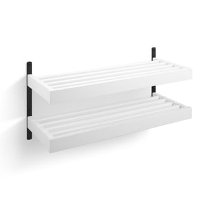 Två vita väggmonterade hyllplan med ribbor i metall med svarta fästen