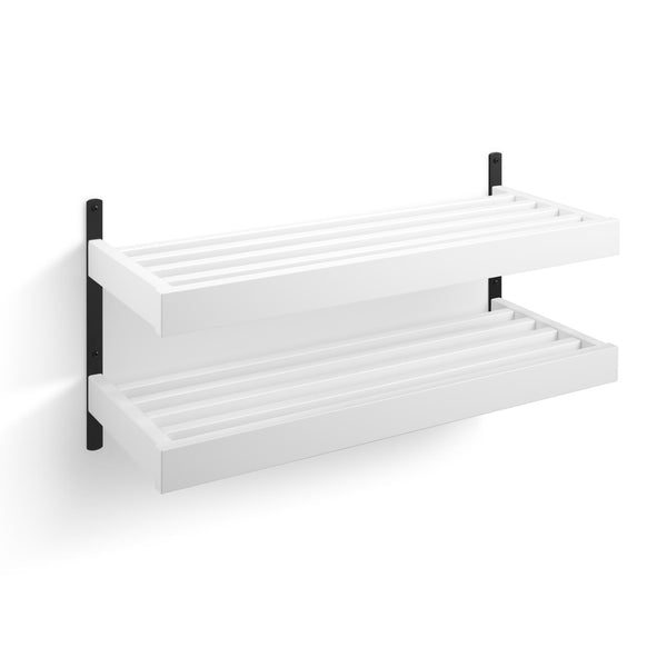 Två vita väggmonterade hyllplan med ribbor i metall med svarta fästen