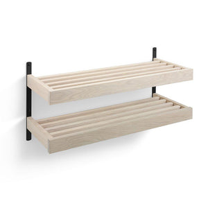 Tvådelad väggmonterad hylla i ljust trä med svarta fästen och spaltad design för förvaring