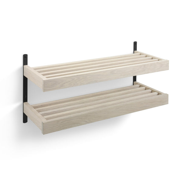 Väggmonterad dubbel träskohylla i ljust trä med svarta fästen