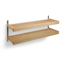 Väggmonterad skohylla i ek med två nivåer och grå metallbeslag för smart förvaring