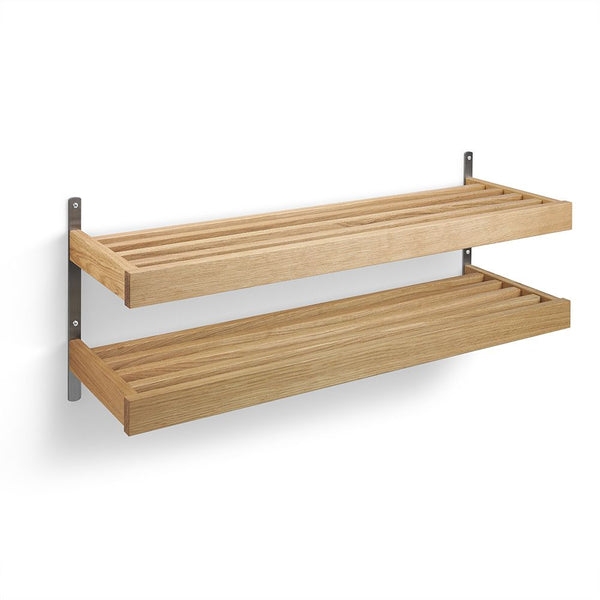 Väggmonterad skohylla i ek med två nivåer och grå metallbeslag för smart förvaring