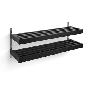 Svart tvåhyllig skohylla i trä med metallfästen för väggmontering