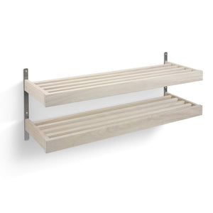 Väggmonterad skohylla i ljust trä med två nivåer och grå metallbeslag för förvaring av skor