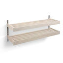 Väggmonterad skohylla i ljust trä med två nivåer och metallbeslag för skoförvaring