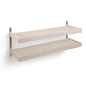 Väggmonterad skohylla i ljust trä med två nivåer och metallbeslag för skoförvaring