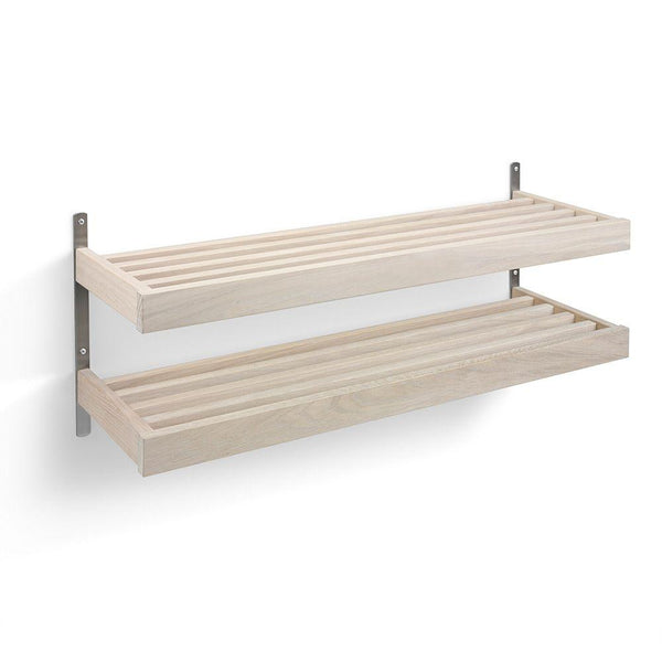 Väggmonterad skohylla i ljust trä med två nivåer och metallbeslag för skoförvaring
