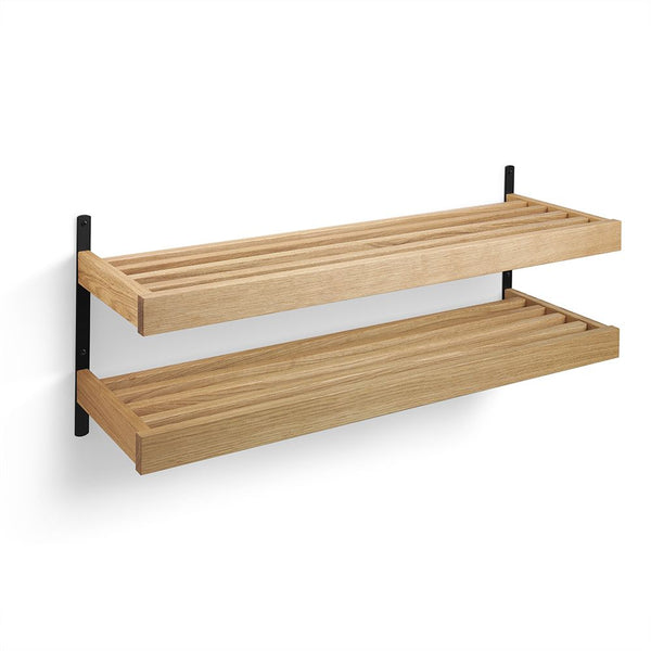 Väggmonterad dubbel skoställning i ek med svarta fästen, modern förvaring för hall och entré