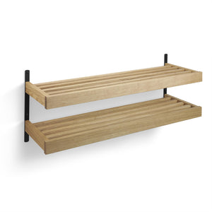 Vägghylla i ek med två nivåer och svarta fästen, slatted design för modern förvaring